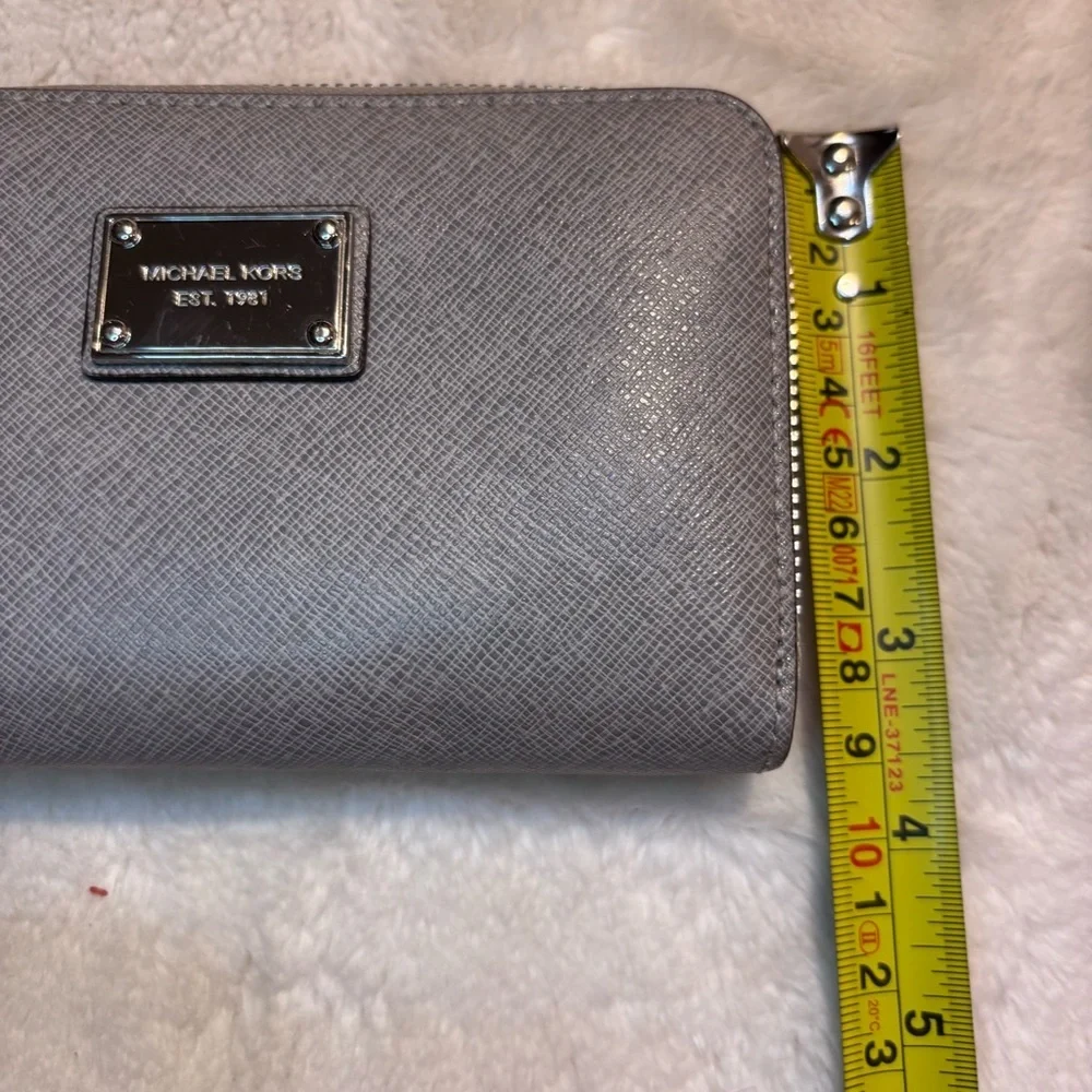 Michael Kors Wallet Pearl Gray Saffiano Leather Silver Hardware Wristlet Classic - Picture 14 of 14